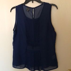 Very pretty blouse. It’s in very good condition.